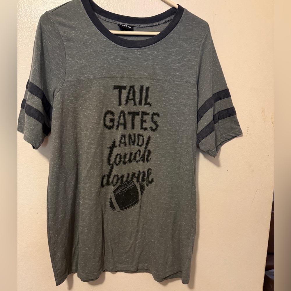 TORRID Size 1x Gray Graphic Tee with Black Accents